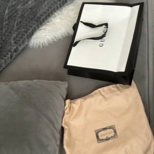 Gucci keps - Svart gucci keps, köpt ifrån butik, allt är direkt ifrån butik version 2022 Allt medkommer skick 9/10 Slutade använda kepsen 