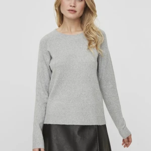 Stickad tröja  - Grå stickad tröja från vero Moda🥰 båda lånade bilder. Pris kan diskuteras. Kom privat för fler frågor 