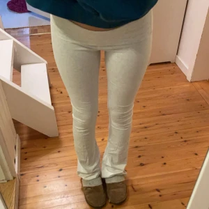Brandy Melville yoga pants🤍 - Jag säljer dom här populära yoga pantsen från brandy melville! Dom är i nyskick, har knappt använt dom🤍 skriv för fler frågor/bilder!