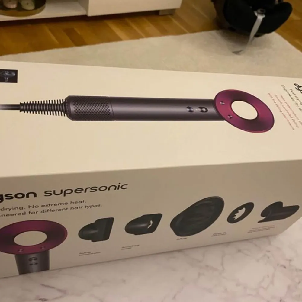 Säljer en Dyson Supersonic HD08 hårfön i nyskick. Den är bara öppnad för att ta bilder och har aldrig använts. Alla tillbehör ingår och skyddsfilmen är fortfarande kvar.  Detta är ett utmärkt tillfälle att få tag på en premium hårfön utan att behöva . Accessoarer.