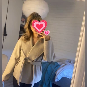 Kappa - Kappa från vero Moda köpt förra året storlek xs bra skick, lite nopprig nypris 700 kr säljer för 550 pris kan diskuteras också 