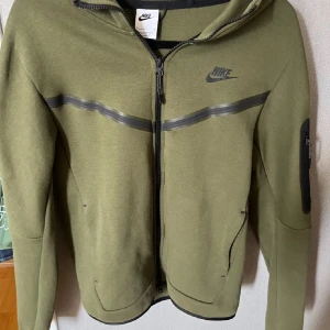 Nike tech  - Fin nike tech mörkgrön storlek s i toppskick 