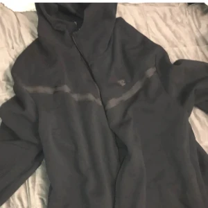 Nike tech fleece  - Bra skick köptes här på plick men fel storlek 