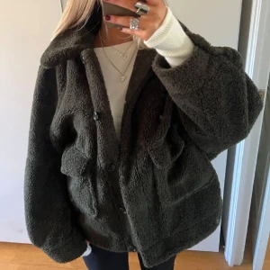 Teddy Jacka Zara Grön  - Superfin Teddy jacka som inte säljs längre, funkar både höst och vinter🍁 pris kan diskuteras!