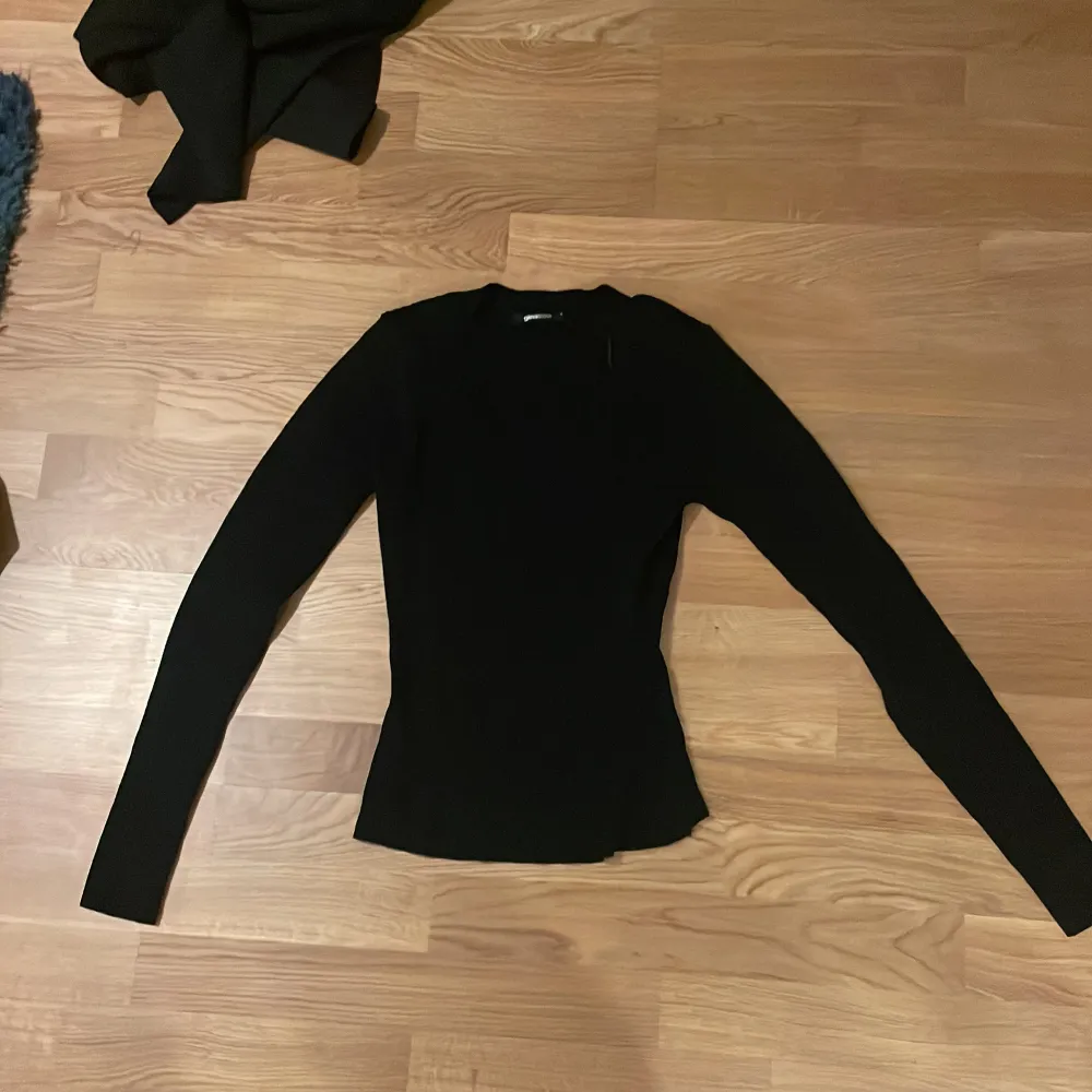 säljer denna fina svarta tröja från gina eftersom den inte kommit till användning på länge. skriv för fler bilder!💕. Neuletakit & Villapaidat.