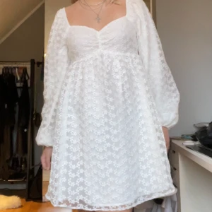 studentklänning - Vit klänning från NA-KD, nästan slutsåld! storlek 38! bara använd på studenten, helt bra skick💕