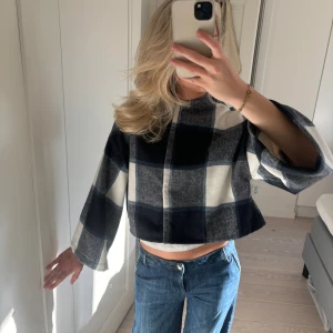 Kofta/jacka - Såå fin kofta/ jacka med utsvängda ärmar😍