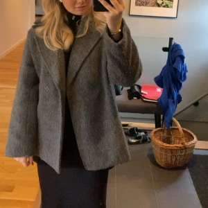 Kort kappa - Grå kort kappa från hm! Köpt för 699 förra hösten o säljer för att den inte passar längre! M och sann i storlek men passar typ alla!