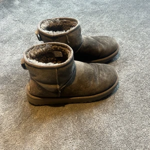 Uggs - Lite fuktskadade runt tårna, annars bra skick i stl 39.