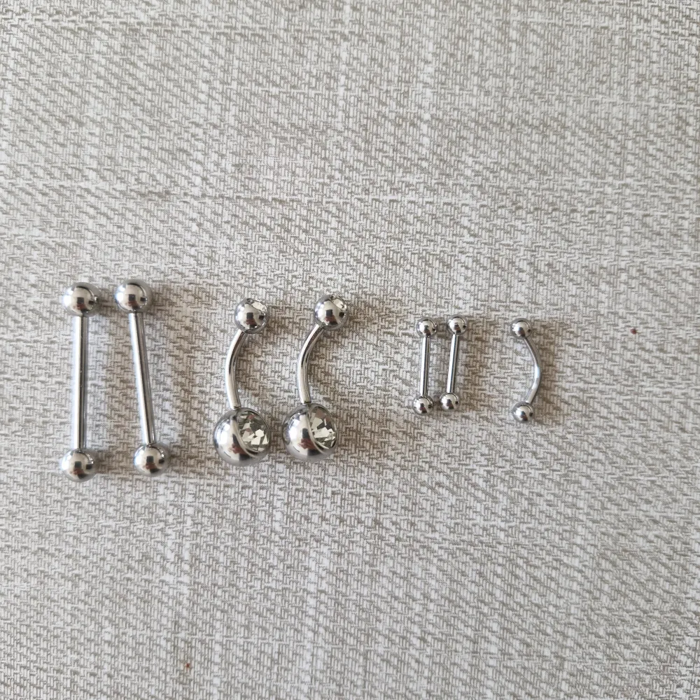 Säljer ett set med olika piercingsmycken i titanium, oanvända. 2x nipple, 2x navel, 2x helix/ bridge, 1x ögonbryn. Alla för 29, en för 10!. Accessoarer.