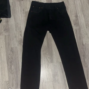 Levis 501 - Säljer mina Levis 501 svarta i storlek W30 L34. Byxorna är i skicket använt men inga skador eller liknande, Man skulle lika gärna kunna anta dom som nya.  Nypris på dessa är 1099kr  Men jag säljer dom för 300kr + frakt, använder ej längre. 