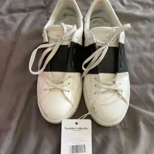 Hej!  Köpte dessa feta Valentinos på Vestiaire Collectives. Följer med original box, extra laces, dustbags och skorna. Jag köpte med expert authentication. 