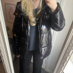 Vinterjacka Zara - Glansig vinterjacka från Zara som använts försiktigt förra vintern, inga defekter alls💕