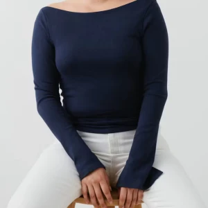 Boatneck Ströja - Knappt använd. Strl M men passar mer S. Perfekt material till hösten i marinblått. 