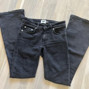 Lågmidjade jeans - Mörkgrå Lågmidjade jeans i XXS short lenght. Lite upptrampade på ena benet (se bild)💕