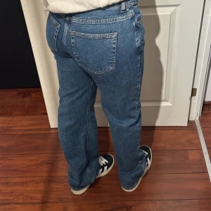 Jeans - Säljer dessa mörkblå jeans från bikbok i storlek 29/32 som aldrig har kommit till användning 💙