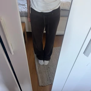 Mörkbruna mjukisbyxor - Fina mjukisbyxor från HM!! Bra skick!!
