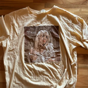 Billie eilish t-shirt - Fin Billie eilish tröja köpt från H&M. Inga fläckar eller nåt sånt, använd en gång, några små fläckar 