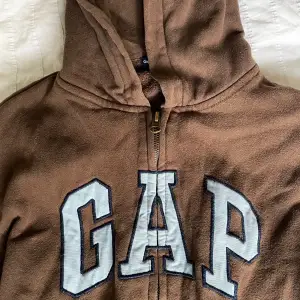 Brun Gap zip up i barnstorlek L men funkar för xs. I bra skick! 