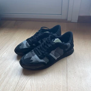 Valentino rockrunners - Tjena säljer mina svarta valentino rockrunners då jag inte använder dom. Storleken på dom är 42. 8/10 i skick 1 dustbag medföljer. Nypris runt 9000k mitt pris 2599
