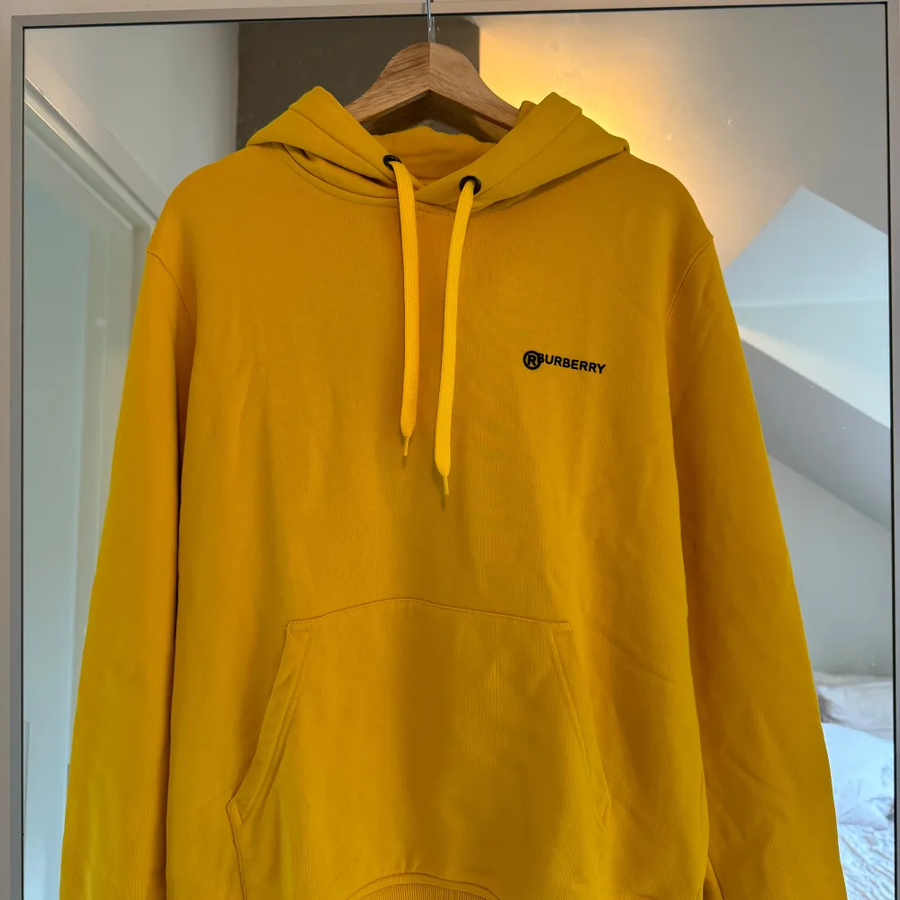 Burberry rundat hoodie • Storlek M • Väldigt bra skick på tröjan, använd en gång. Cond 10/10 • Nypris: 8000kr. Tröjor & Koftor.