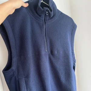 Blå väst  - Jättefin varmt snygg väst från weekday