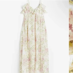 HM blommig sommarklänning - Säljer nu min blommiga sommarklänning från HM som jag endast använt en gång. Perfekt till midsommar eller härliga sommarkvällar. En långklänning med volang upptill i ett blommigt mönster. Tunna band. Endast använd en gång. Storlek Medium