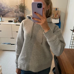 Hoodie grå - Superfin hoodie från Levete room. Den är i mycket mjuk och i fin kvalitet! Köpt för 900kr 
