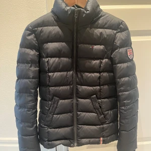 Tommy hilfiger jacka - Bra skick bara några små defekter på armen. Inköpt för 1000kr. Frakten ingår i priset 