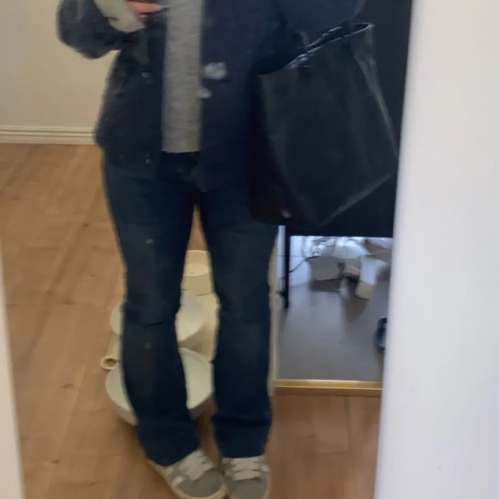 ”Perfect jeans” från Gina tricot💗 uppsydda så dem passar mig som är 155, bra skick!❤️. Jeans & Byxor.