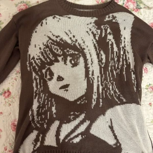 Anime jumper - Jättefin Death Note tröja med Misa på. Trådarna har tyvärr kommit isär lite men det är inget man ser på håll.  