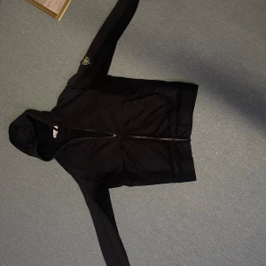 Stone island hoodie - Svart stone island hoodie storlek XL men sitter som L mycket bra skick och inga defekter👍