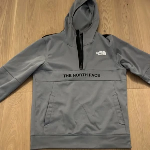 The North Face tröja - Jättebra skick förutom att den tappat bokstäver där bak och därför är priset sänk. Passar M