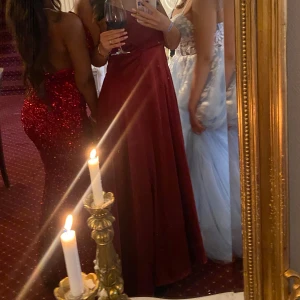 Balklänning  - PASSA PÅ! Säljer min super vackra balklänning. Nypris 1300. Säljer billigt för jag ska flytta utomlands och kommer ej kunna sälja när de är bal säsong !! ❤️ #prom #bal #balklänning #långklänning #vinrödklänning #rödklänning #promdres