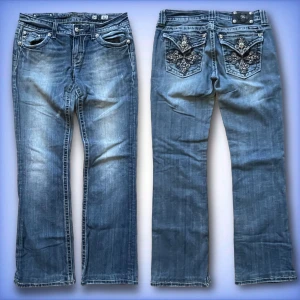 Miss me jeans - Ett par jätte fina lågmidjade, bootcut miss me jeans i ett fint skick😊 (Jeansen är smått uppsydda) Hör av dig ifall du har frågor!