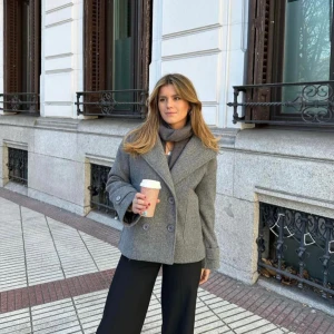 Design by si kappa - Säljer denna trendiga kappa från design by si💕 Jag betalade sammanlagt ca 800kr med frakt och kappan kostar 757kr🍂🤎