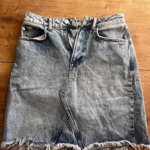 Jeans kjol  - Säljer min jeans kjol då den inte används så mycket sen jag köpte den, och då den tar plats i garderoben. Det är storlek 34 och den är från NA-KD.