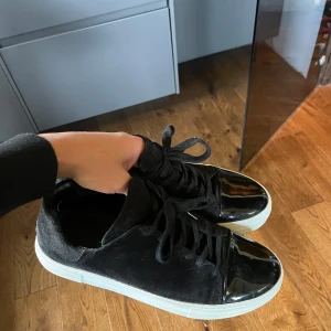 Skor - Pavment skor Liknande lanvins Nypris 2 000 Storlek 42 Använda 5-6 gånger