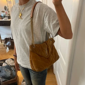 Ysl loulou puffer bag - En otrolig väska från YSL, i modell puffer loulou mellan storleken. Väskan har hängt med några år och har därför lite defekter (men inget som jag tycker stör intrycket av väskan, det går säkert att lämna in hos en skomakare som kan fixa till den lite), därav kommer jag sälja den billigt. Äkthetsbevis finns.  Nypris är mellan 25-30 tkr! Mitt pris 9 tkr, kan förhandla! 