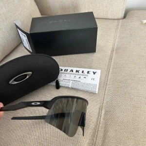 Oakley solglasögon  - Superbra skick. Sutro lite sweep modell i matt black. Köpta för 2,200 kr 