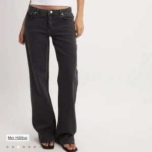 Nakd jeans - Säljer mina nakd jeans då de är alldeles för långa på mig som man ser på sista bilden. De sitter precis som på de första bilderna, bara använda nån enstaka gång, annars är de i nyskick🥰 ( nypris 699:-)  Innebenslängd:81cm