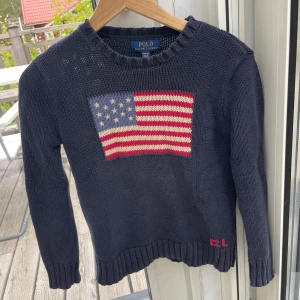 Ralph Lauren - Hej Säljer min Ralph Lauren tröja men den Amerikanska flaggen på. Tröjan är i storlek 10-12 years men passar någon mellan 150-160 perfekt. 8/10 skick. Ny pris är runt 2-3 tusen. Hör av er om det är något😃