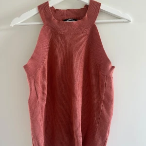 Linne, Gina Tricot, Strl XS - Jättefint linne i storlek XS, skulle säga att det mer är en S. Nyskick. Perfekt färg! Från Gina. Frakt tillkommer 