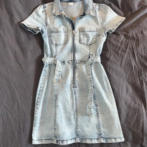 Jeansklänning - Knappt använd, nyskick! O.b.s barnstorlek 