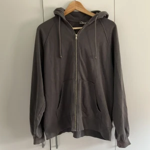 Grå hoodie - Grå hoodie i str S men skulle mer säga att den passar som en M.  Använd men inga defekter