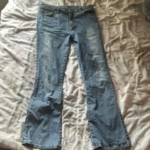 Low waist bootcut jeans  - Säljer dessa low waist bootcut jeans då de ej passar mig, ej använda därför inga defekter 💘