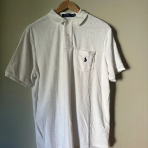 Vit pike Ralph Lauren  - Vit piké i frotetyg från Ralph Lauren. Mycket fint skick. Använd fåtal gånger. Storlek M
