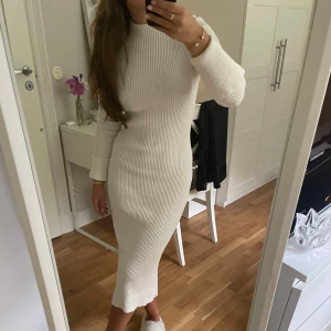 Stickad klänning - En vit stickad klänning som passar perfekt nu till hösten. Använd fåtal gånger. 