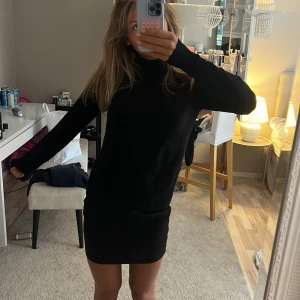 Stickad tröja! - Enkel och användbar tröja, super söt till kjol o perfekt till jenas eller kostymbyxa. Mjuk i tyget o oanvänd