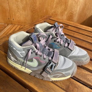 Nike air trainers - Nike air trainers i en unik colorway   C 7/10 pga creases o tecken på anvöndning men inga riktiga skador finns.   Perfa för gymmet, basket o bara sköna skor     Original box finns ej kvar
